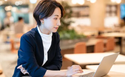 パソコンを触る女性